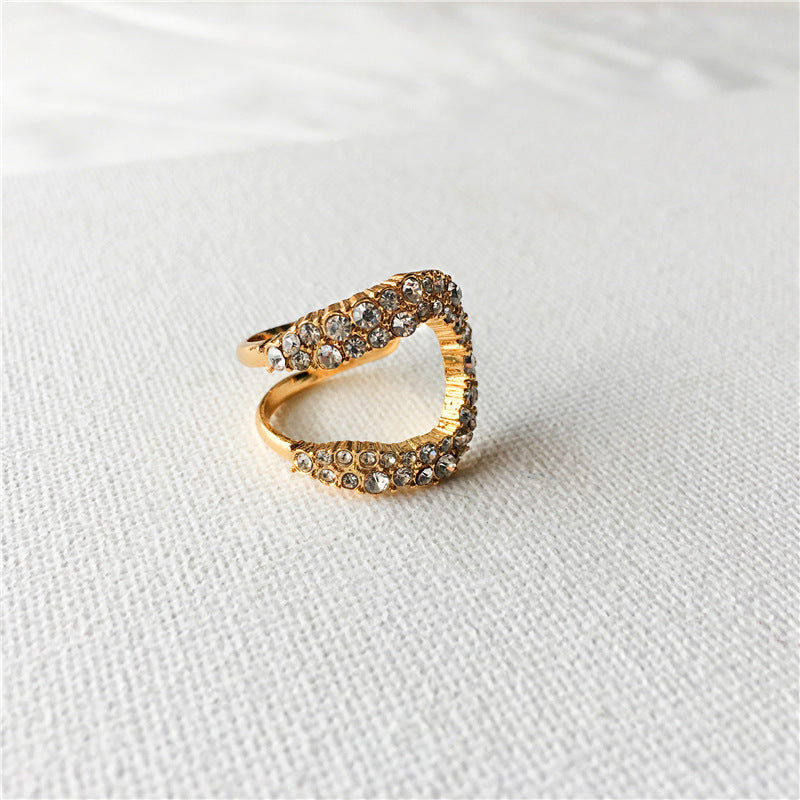 Gradient Crescent Pearl Ring Curren