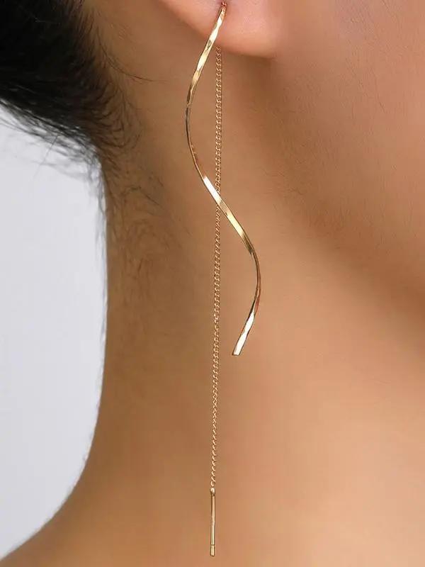 Sophisticated earrings with wave-shaped edges