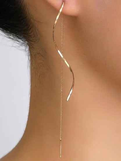 Sophisticated earrings with wave-shaped edges