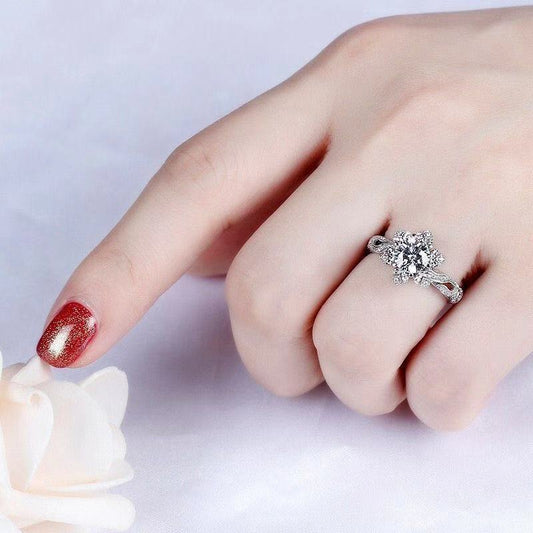 Women's Vintage Hollowed-out Moissanite Diamond Ring Curren