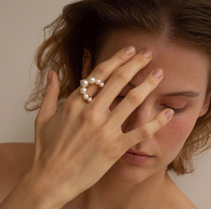 Gradient Crescent Pearl Ring Curren