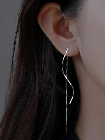 Sophisticated earrings with wave-shaped edges