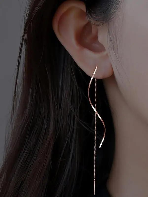 Sophisticated earrings with wave-shaped edges