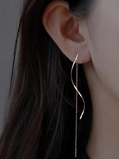 Sophisticated earrings with wave-shaped edges